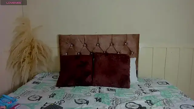 Natashawool1 online show from 02.19.25