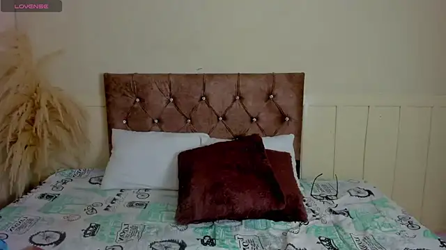 Natashawool1 online show from 02.19.25