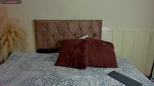 Natashawool1 online show from 02.25.25