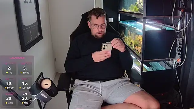 Snapshot of justinitt chatting on 02.09.25 justinitt online show from 02.09.25