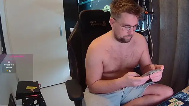 Snapshot of justinitt chatting on 02.11.25 justinitt online show from 02.11.25