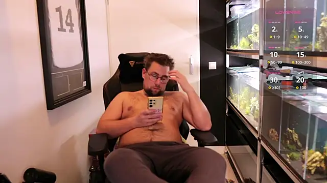 Snapshot of justinitt chatting on 03.09.25 justinitt online show from 03.09.25