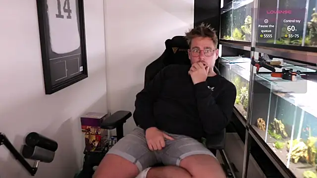 Snapshot of justinitt chatting on 03.10.25 justinitt online show from 03.10.25