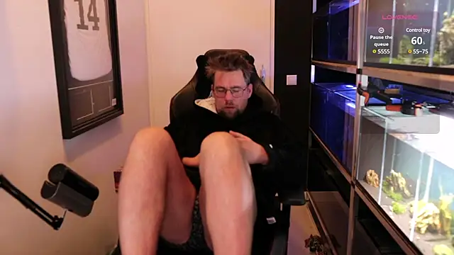 Snapshot of justinitt chatting on 03.11.25 justinitt online show from 03.11.25