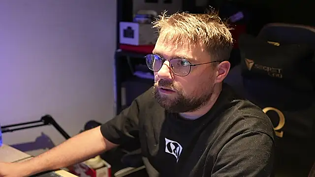 Snapshot of justinitt chatting on 09.10.25 justinitt online show from 09.10.25