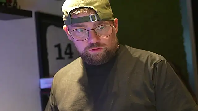 Snapshot of justinitt chatting on 09.10.25 justinitt online show from 09.10.25