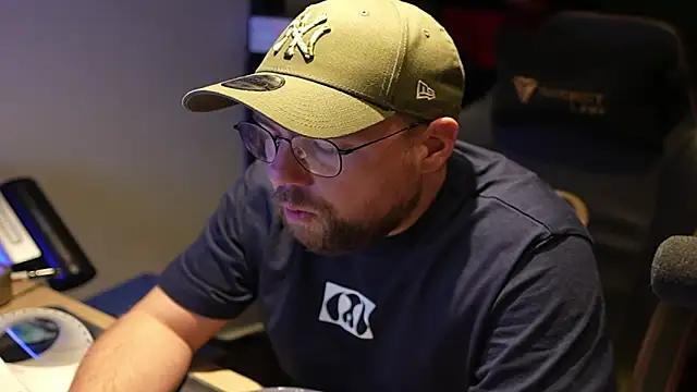 Snapshot of justinitt chatting on 09.11.25 justinitt online show from 09.11.25