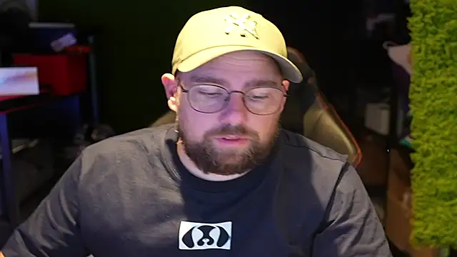 Snapshot of justinitt chatting on 09.12.25 justinitt online show from 09.12.25