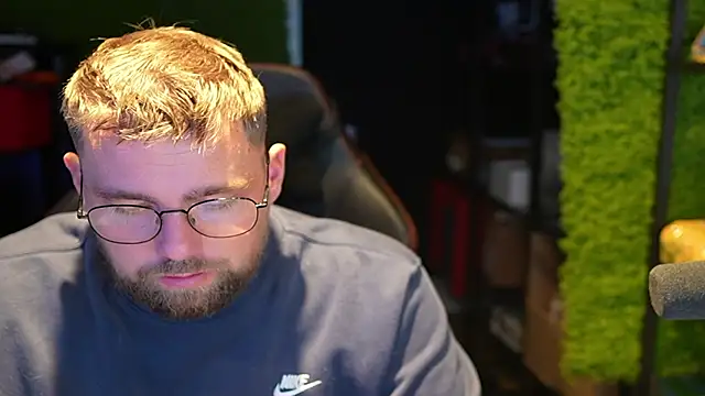 Snapshot of justinitt chatting on 09.13.25 justinitt online show from 09.13.25