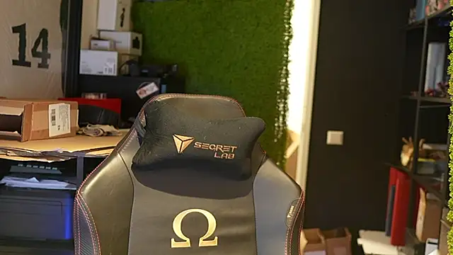 Snapshot of justinitt chatting on 09.14.25 justinitt online show from 09.14.25