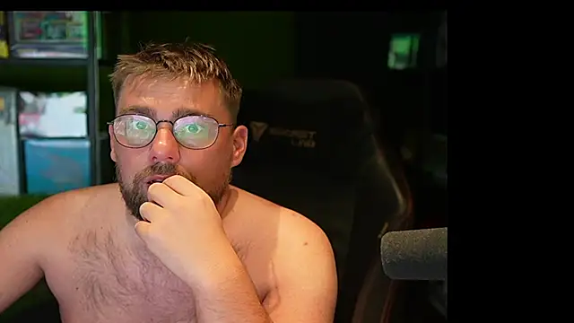 Snapshot of justinitt chatting on 09.17.25 justinitt online show from 09.17.25