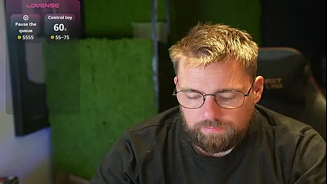 Snapshot of justinitt chatting on 10.06.25 justinitt online show from 10.06.25