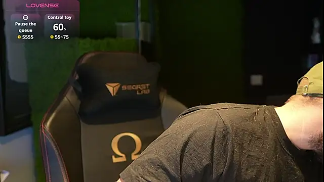 Snapshot of justinitt chatting on 10.07.25 justinitt online show from 10.07.25