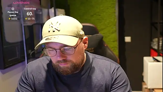 Snapshot of justinitt chatting on 10.16.25 justinitt online show from 10.16.25