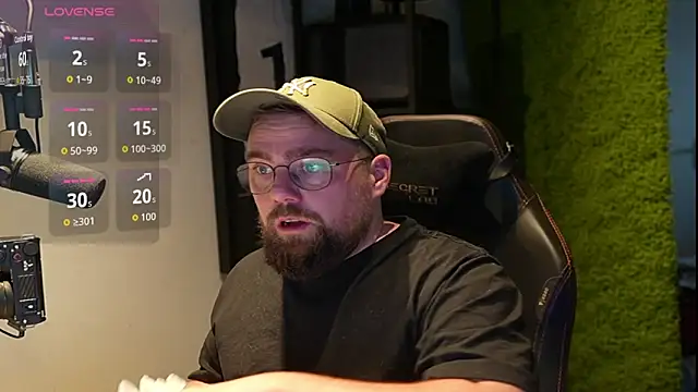 Snapshot of justinitt chatting on 11.10.25 justinitt online show from 11.10.25