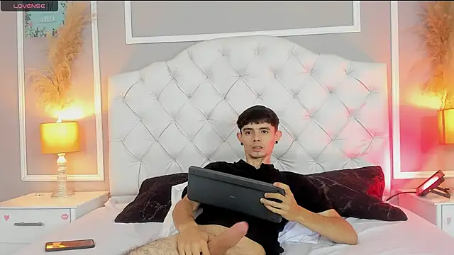 Snapshot of connor_and_angel chatting on 02.08.25 connor and angel online show from 02.08.25