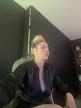 Snapshot of viktoria_davis_ chatting on 03.08.25 viktoria davis  online show from 03.08.25