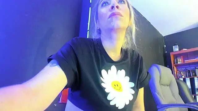 Snapshot of viktoria_davis_ chatting on 03.10.25 viktoria davis  online show from 03.10.25