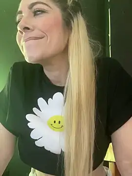 Snapshot of viktoria_davis_ chatting on 03.11.25 viktoria davis  online show from 03.11.25