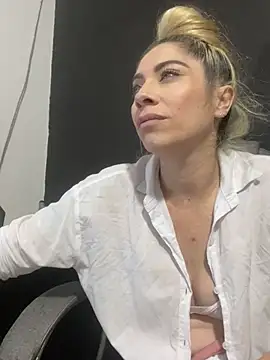 Snapshot of viktoria_davis_ chatting on 03.15.25 viktoria davis  online show from 03.15.25