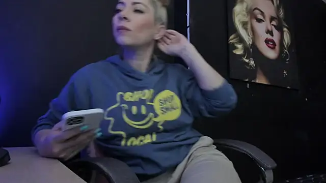 Snapshot of viktoria_davis_ chatting on 10.15.25 viktoria davis  online show from 10.15.25