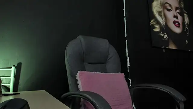 Snapshot of viktoria_davis_ chatting on 10.16.25 viktoria davis  online show from 10.16.25
