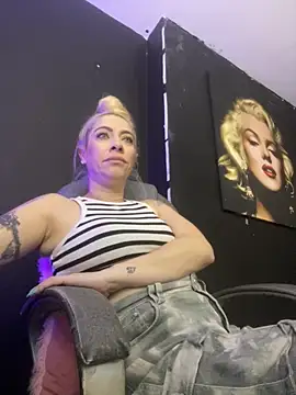 Snapshot of viktoria_davis_ chatting on 10.17.25 viktoria davis  online show from 10.17.25