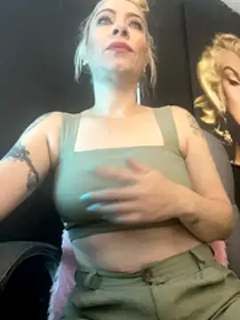 Snapshot of viktoria_davis_ chatting on 10.20.25 viktoria davis  online show from 10.20.25