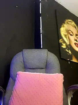 Snapshot of viktoria_davis_ chatting on 10.22.25 viktoria davis  online show from 10.22.25