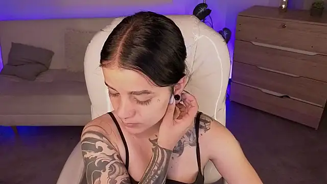 Nicole Foxx  online show from 03.17.26