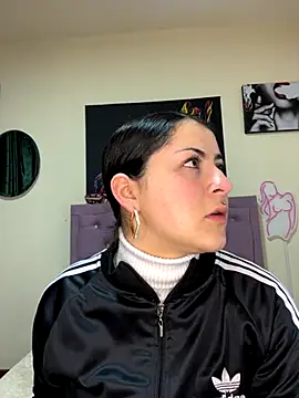 Emmie Hot online show from 10.17.25