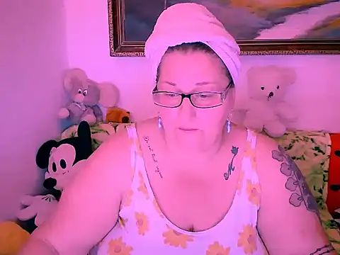 Snapshot of mayamayx chatting on 10.19.25 mayamayx online show from 10.19.25