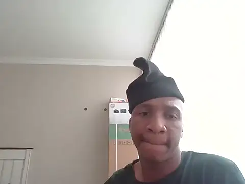 Snapshot of sydmanyoba chatting on 10.30.25 sydmanyoba online show from 10.30.25