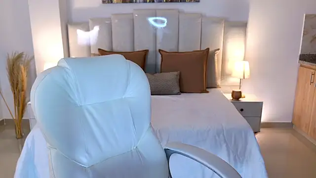 Layla Breezee online show from 04.04.26