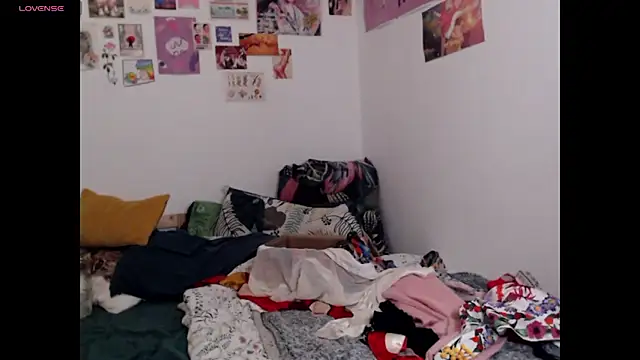 AdorahB3ll3 online show from 12.02.25