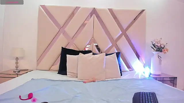 Snapshot of taliarussel chatting on 02.20.25 taliarussel online show from 02.20.25