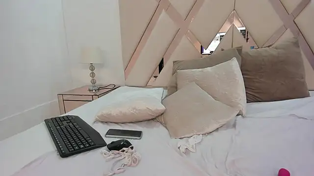 Snapshot of taliarussel chatting on 02.28.25 taliarussel online show from 02.28.25