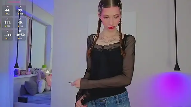 Snapshot of HappyVivy chatting on 10.12.25 HappyVivy online show from 10.12.25