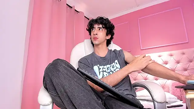 Snapshot of Alezzandro_ chatting on 01.29.25 Alezzandro online show from 01.29.25