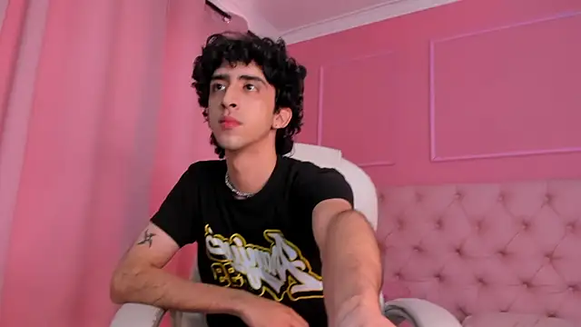 Snapshot of Alezzandro_ chatting on 02.05.25 Alezzandro online show from 02.05.25