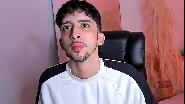 Snapshot of Alezzandro_ chatting on 09.20.25 Alezzandro online show from 09.20.25