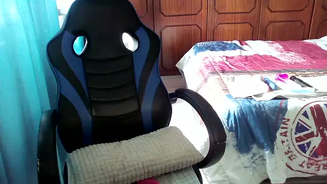 Snapshot of bunnyfox420 chatting on 10.21.25 bunnyfox420 online show from 10.21.25