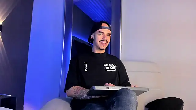 Snapshot of kaletattoo chatting on 10.20.25 kaletattoo online show from 10.20.25