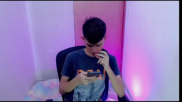 Snapshot of Alexxx_lov chatting on 02.08.25 Alexxx lov online show from 02.08.25