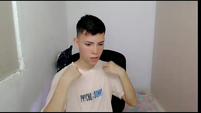 Snapshot of Alexxx_lov chatting on 03.19.25 Alexxx lov online show from 03.19.25