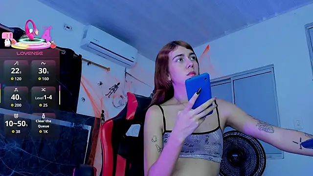 Snapshot of Nicol_TransGirl chatting on 10.31.25 Nicol TransGirl online show from 10.31.25