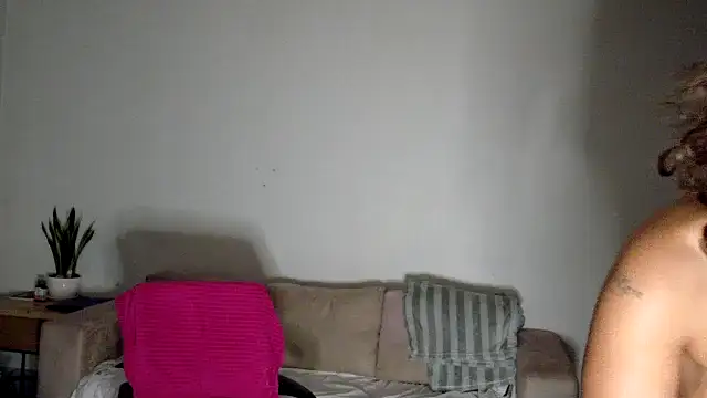 Snapshot of FreckleFaceBeauty chatting on 11.09.25 FreckleFaceBeauty online show from 11.09.25