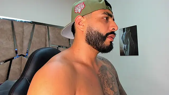 Snapshot of LeandroRusso chatting on 02.24.25 LeandroRusso online show from 02.24.25