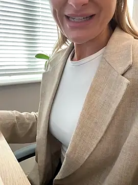 Snapshot of Phoebe_Lily chatting on 10.28.25 Phoebe Lily online show from 10.28.25