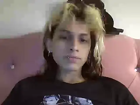 Snapshot of Olivia7u7 chatting on 10.15.25 Olivia7u7 online show from 10.15.25